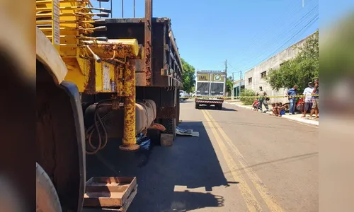 Mecânico morre após ser atropelado por caminhão na região