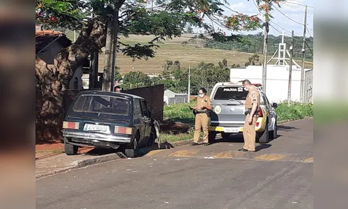 Motorista bate em poste, abandona carro e foge a pé