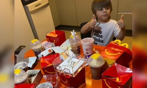 Menino de 3 anos faz pedido de R$ 400 no McDonald’s pelo celular da mãe