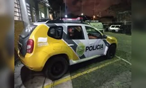 Mulher pula de carro em movimento para escapar do ex-namorado