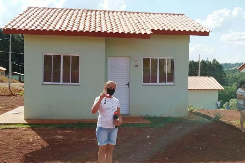 Famílias de Marmeleiro recebem novas moradias de graças