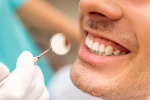 Pessoas que contraíram Covid-19 relatam perda de dentes após a infecção