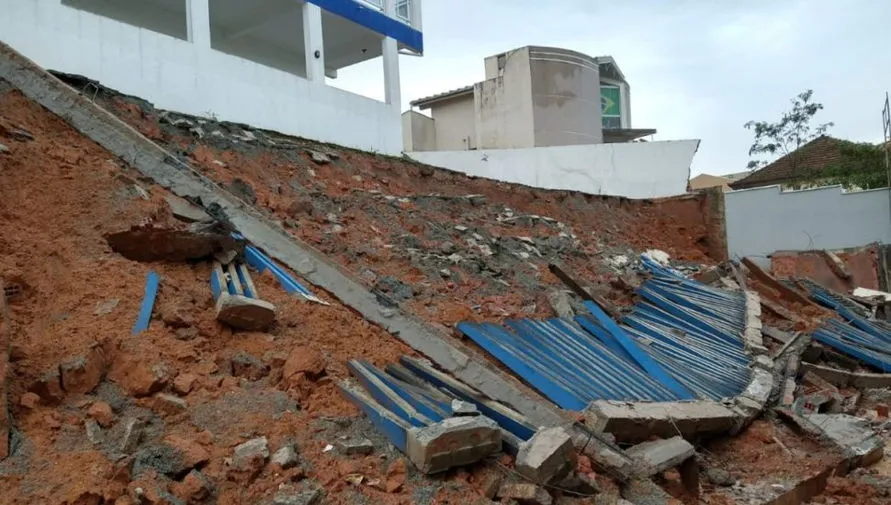 Após chuva intensa, muro de estabelecimento cai; acumulo de chuva bate recorde