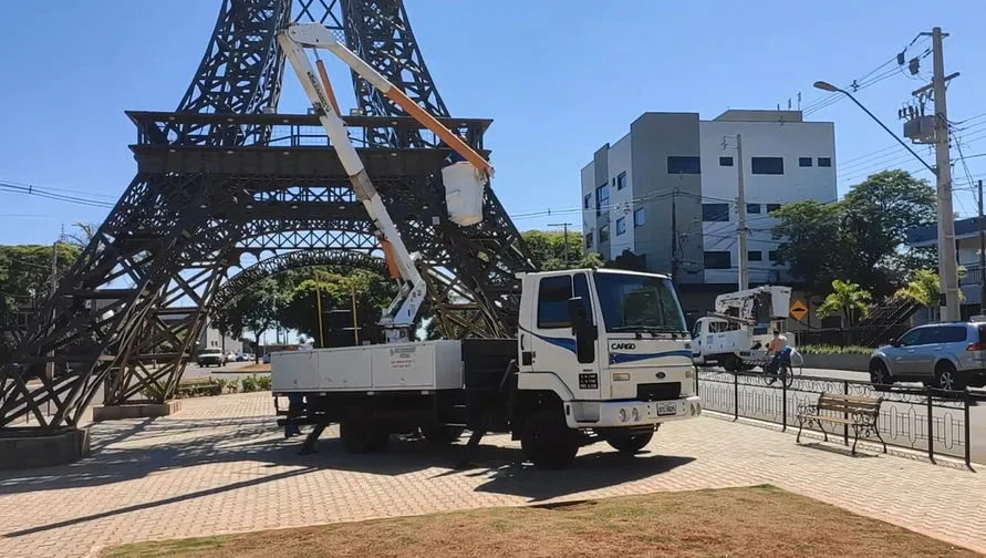 Prefeitura de Ivaiporã prepara iluminação de Natal; assista