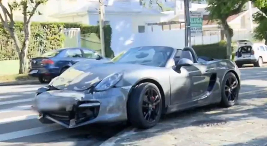 Depois de acidente, motorista abandona Porsche, no Paraná