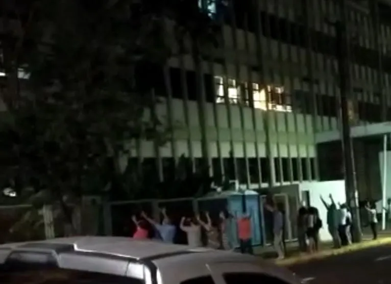 Grupo faz orações e canta ao redor do Hospital da Providência; assista