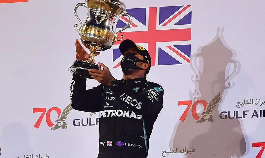 Hamilton vence no Bahrein em corrida marcada por acidente com explosão