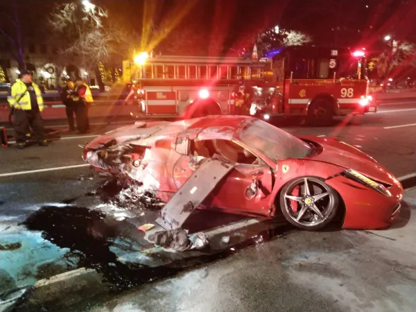Jovens alugam Ferrari e horas depois destroem o veículo