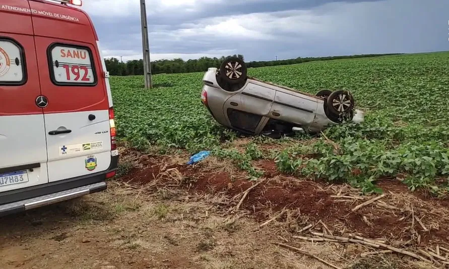 Motorista fica ferida após capotar carro na saída de Cambira