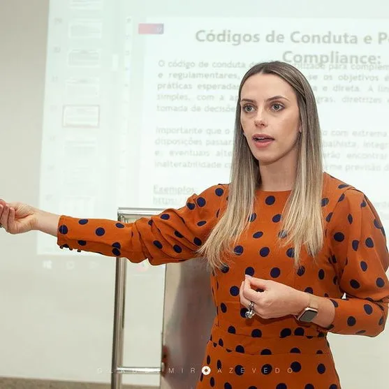 Conheça Rafaela Sionek: professora e advogada que está fazendo sucesso nacional na advocacia trabalhista