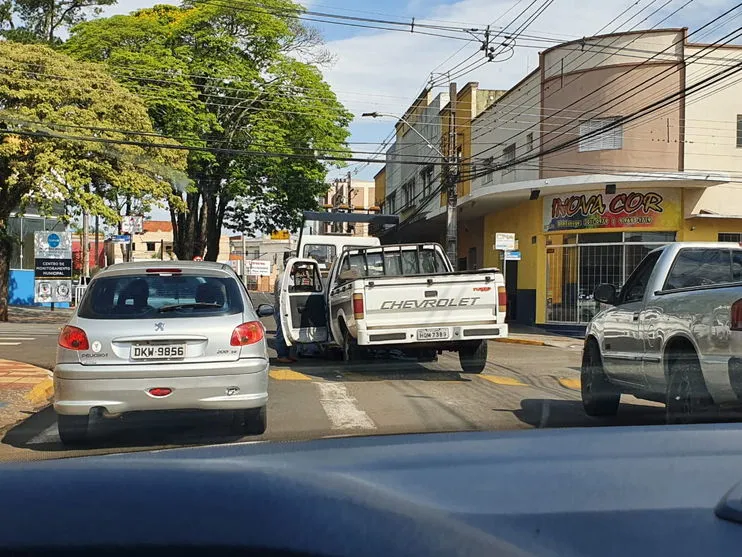 Caminhonete quebrada prejudica trânsito na Rua Uirapuru