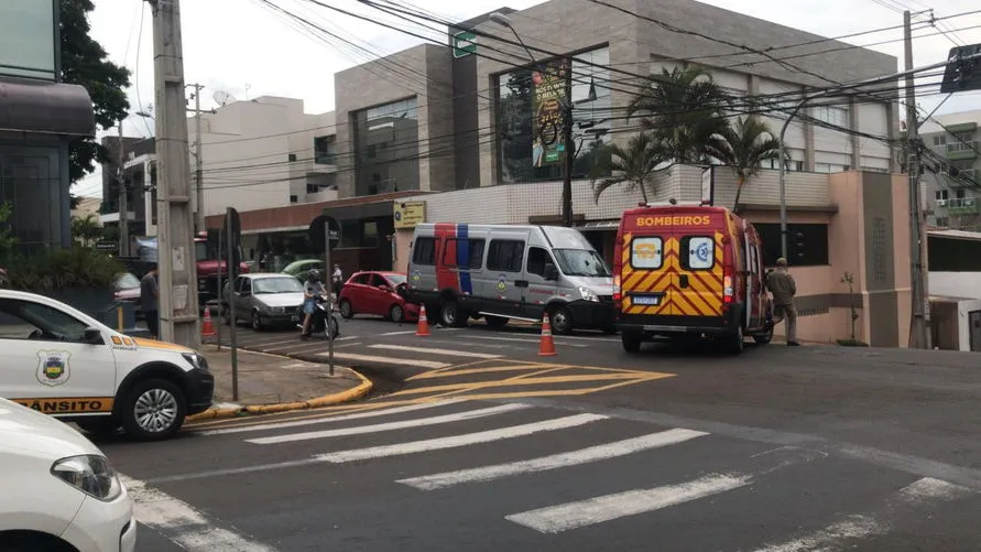 Acidente entre carro e van provoca bloqueio  de trânsito