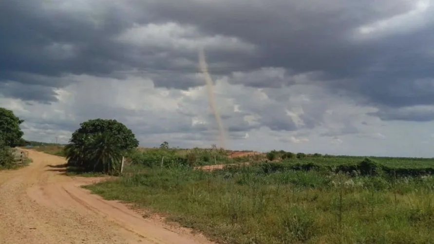 Tornado atinge área rural de município do Paraná