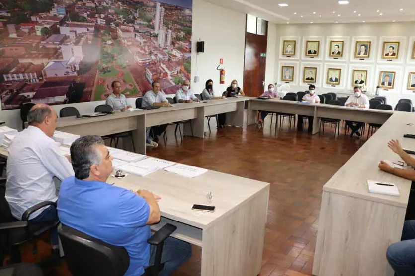  O atual prefeito de Ivaiporã, Miguel Roberto do Amaral (Republicanos) e o prefeito eleito Luiz Carlos Gil (PSD) deram início nesta terça-feira (2) ao processo de transição 