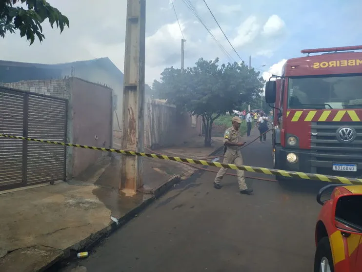 Incêndio destrói casa no Orlando Bacarin; assista