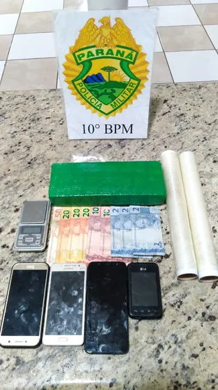 PM prende 6 pessoas com quase um quilo de maconha e dinheiro