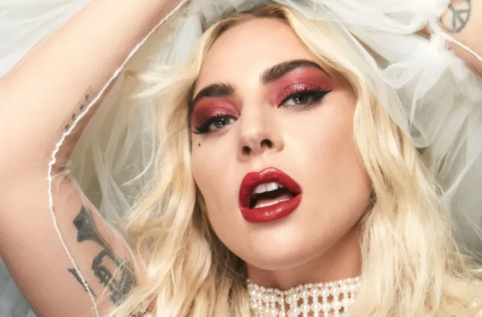 Dentista paranaense parecida com "Lady Gaga" viraliza em sites gringos; Veja