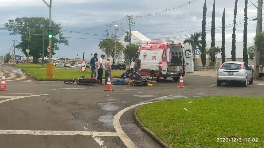 Samu atende acidente entre carro e moto em Arapongas