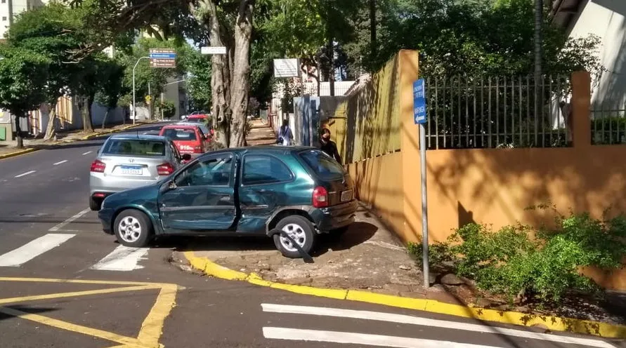 Samu atende acidente de trânsito que deixou gestante ferida