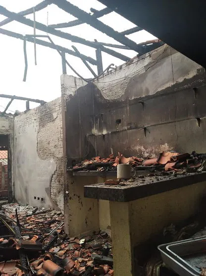 Família faz 'vaquinha online' após incêndio destruir casa