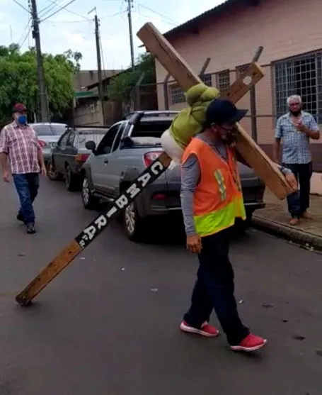 Devoto de Cambira segue caminhada rumo a Ourinhos; assista