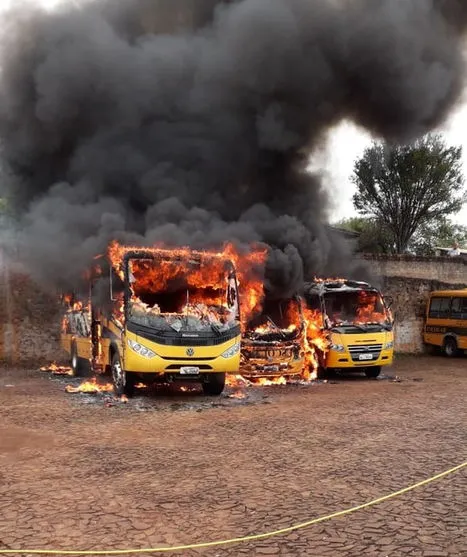 Três ônibus do transporte escolar ficam destruídos após incêndio