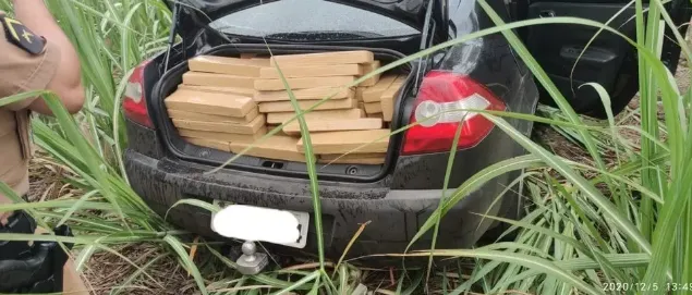 Polícia encontra 640 kg de maconha em veículo abandonado