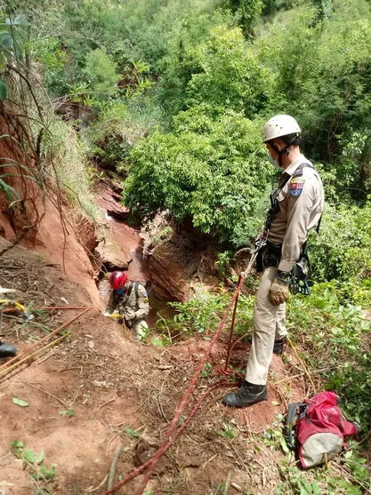 Homem morre após cair de ribanceira de 15 metros de altura no Paraná