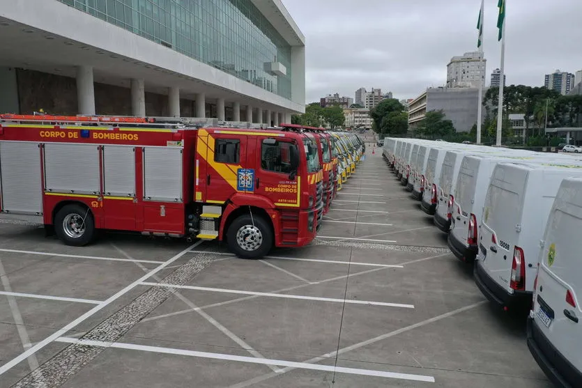 Segurança do Paraná entrega veículos; Arapongas recebe micro-ônibus