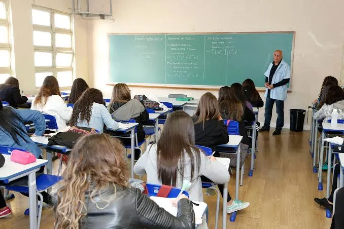 Justiça determina suspensão das eleições para diretores de colégios estaduais do Paraná