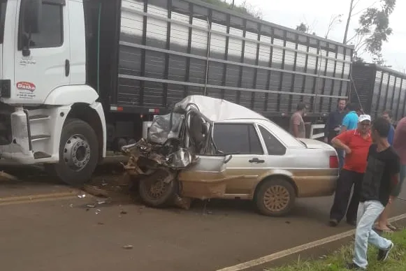 O carro bateu de frente em um caminhão na altura do km 38 na PR 456