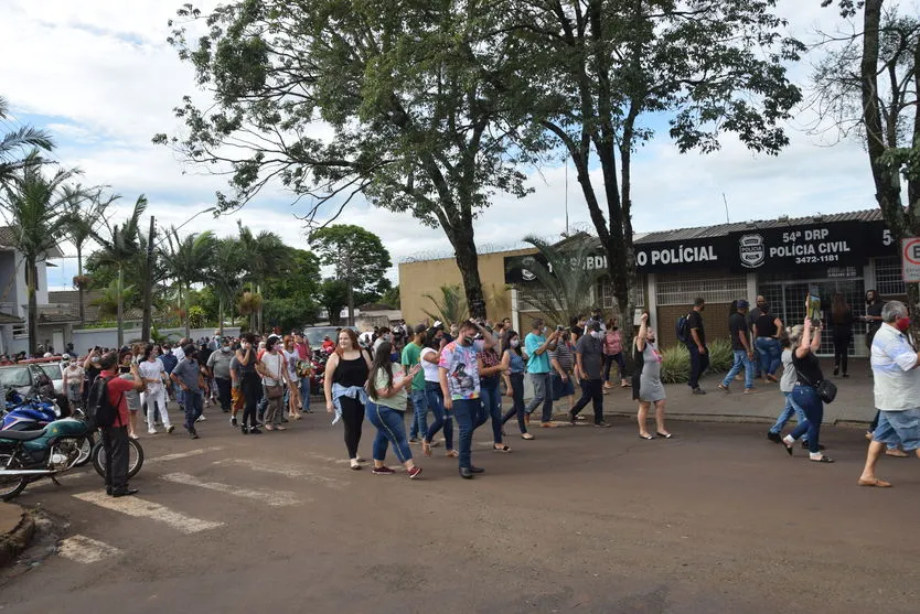 Manifestantes pedem justiça após família morrer em acidente; ASSISTA