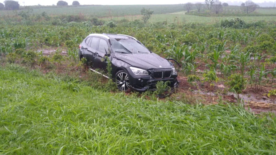 Motorista perde o controle do carro na estrada rural de Cambira