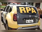 Garupa se fere em queda de moto, após acompanhamento tático da PM