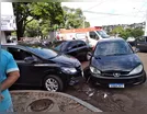 Criança de 7 anos fica ferida em acidente envolvendo três carros