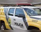 Motorista bate em carro estacionado e atinge árvore em Ivaiporã