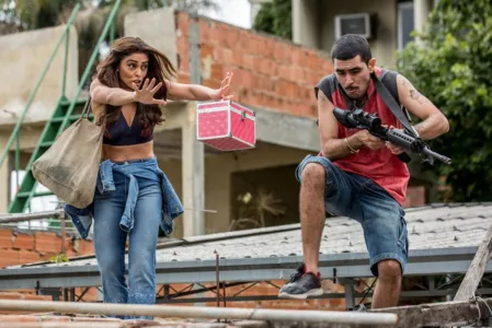 A Força do Querer: Bibi salva vida de Caio em tiroteio na favela