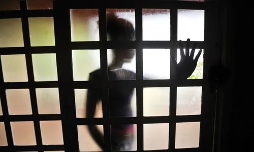 Mulher flagra marido abusando de filha de 13 anos