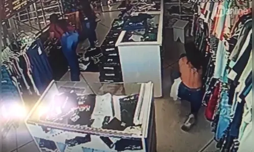 Mulheres são flagradas pedindo água para vendedoras enquanto roubam loja
