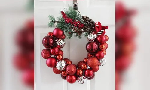 Aprenda a fazer uma guirlanda de Natal para decorar sua casa