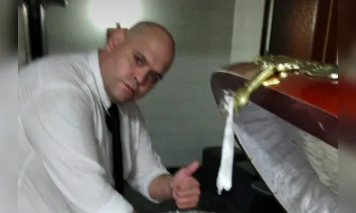 Funcionário que tirou foto com corpo de Maradona é demitido