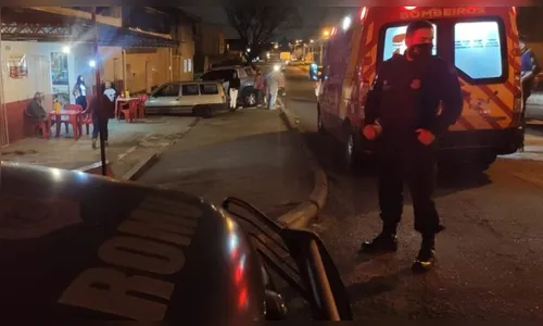 Homem é baleado por atiradores dentro de carro e pede ajuda em bar na RMC