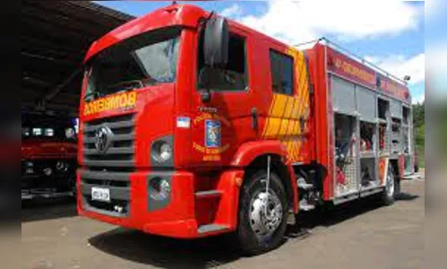 Corpo de Bombeiros de Apucarana combate incêndio em barracão