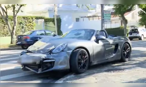 Depois de acidente, motorista abandona Porsche, no Paraná