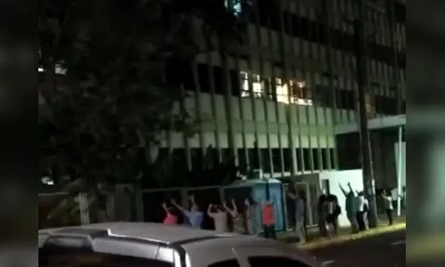 Grupo faz orações e canta ao redor do Hospital da Providência; assista