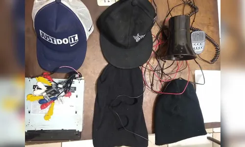 PM apreende carro e objetos de responsáveis por assalto em Mauá