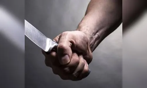 Homem fica em estado grave após ser esfaqueado pelo filho