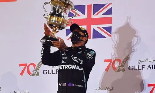 Hamilton vence no Bahrein em corrida marcada por acidente com explosão