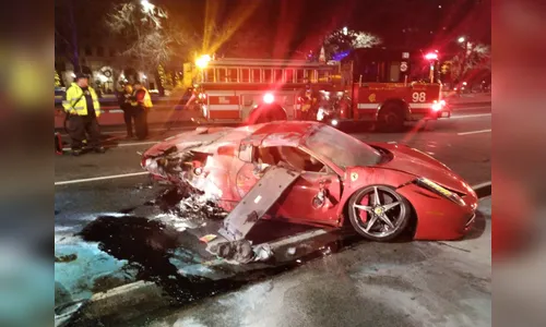 Jovens alugam Ferrari e horas depois destroem o veículo