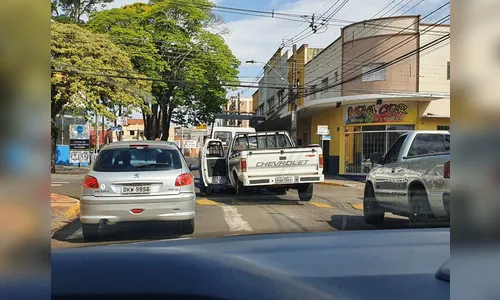 Caminhonete quebrada prejudica trânsito na Rua Uirapuru
